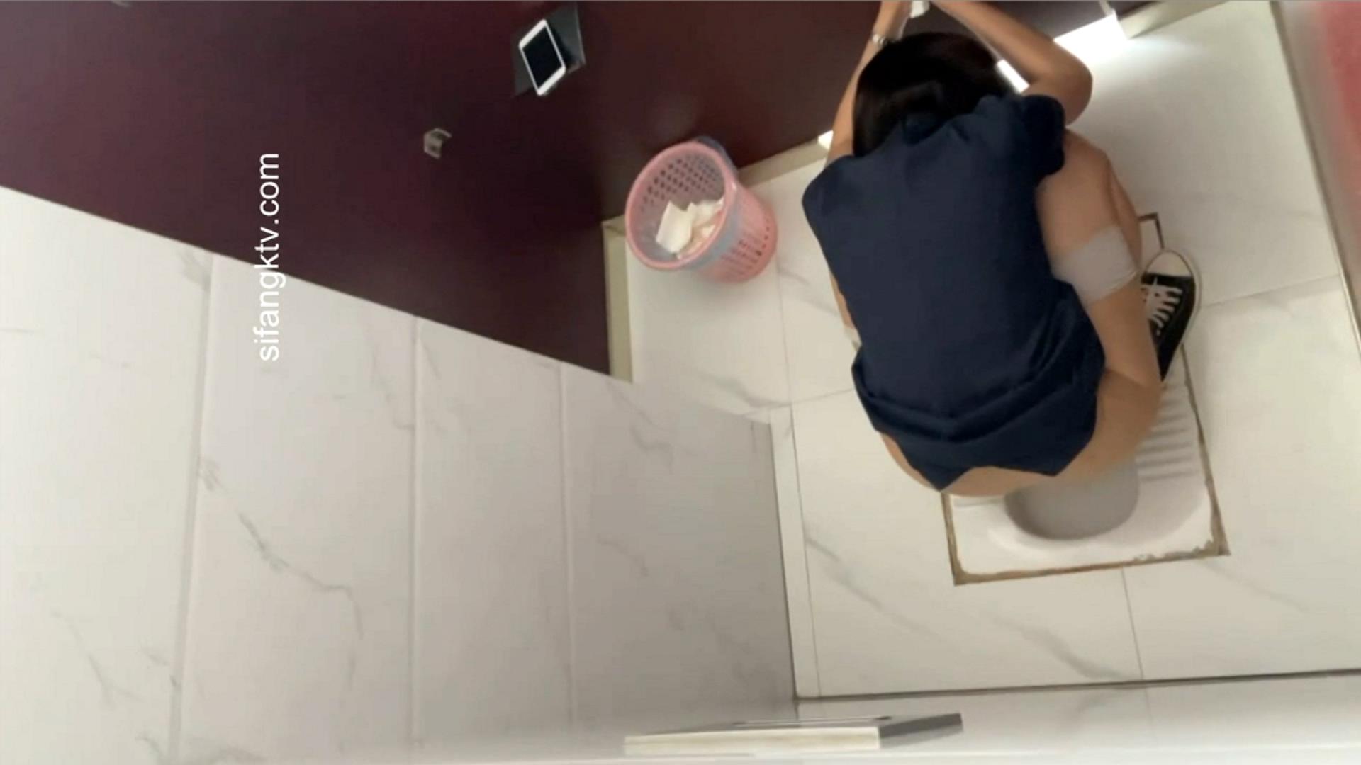 大神潜入医院厕所偷拍美女医生和患者 贴逼拍摄 危险系数也是相当大的 第二季.mp4_2023.jpg